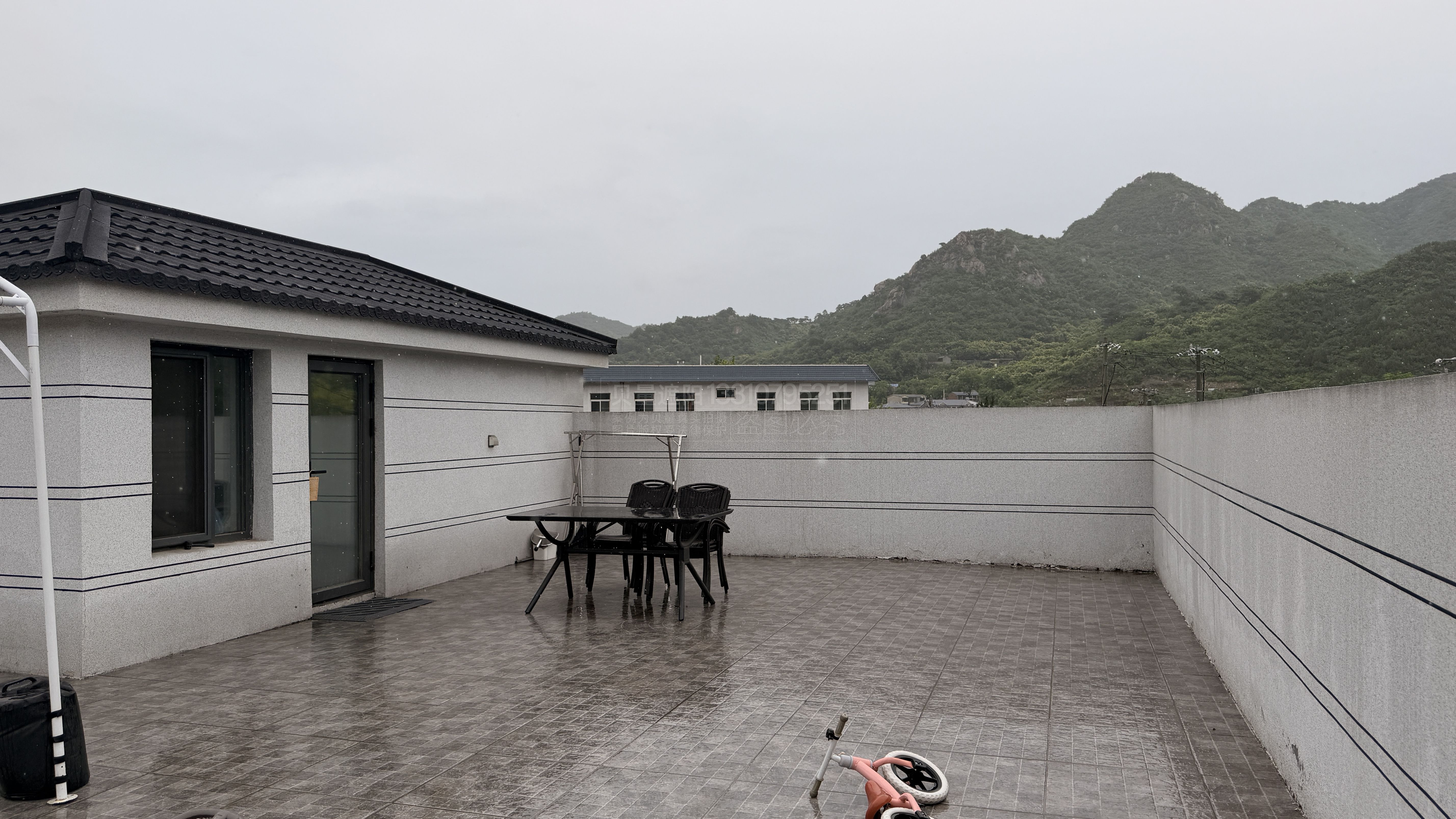北京市昌平区延寿镇下庄村·自建房顶层露台耐力板罩棚(图3) 安装前1 (2).jpg